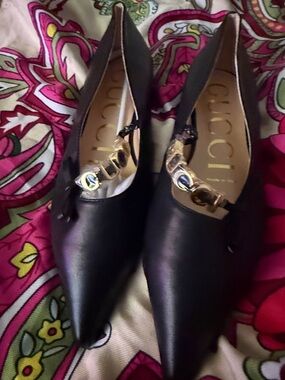 Gucci Black Leather Pointed-Toe Heels with Gold Hardware